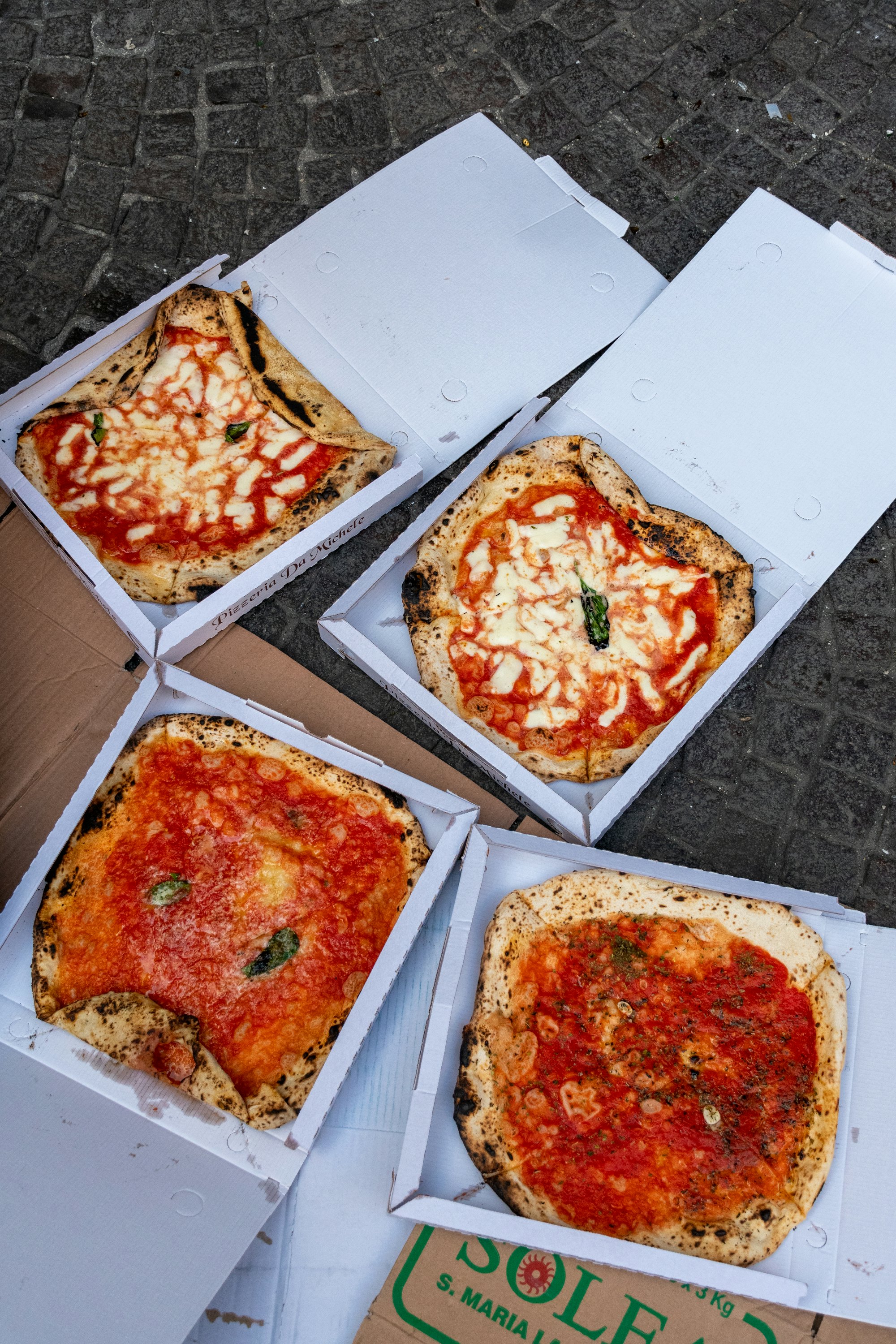 Pizzas listas en sus cajas para entrega