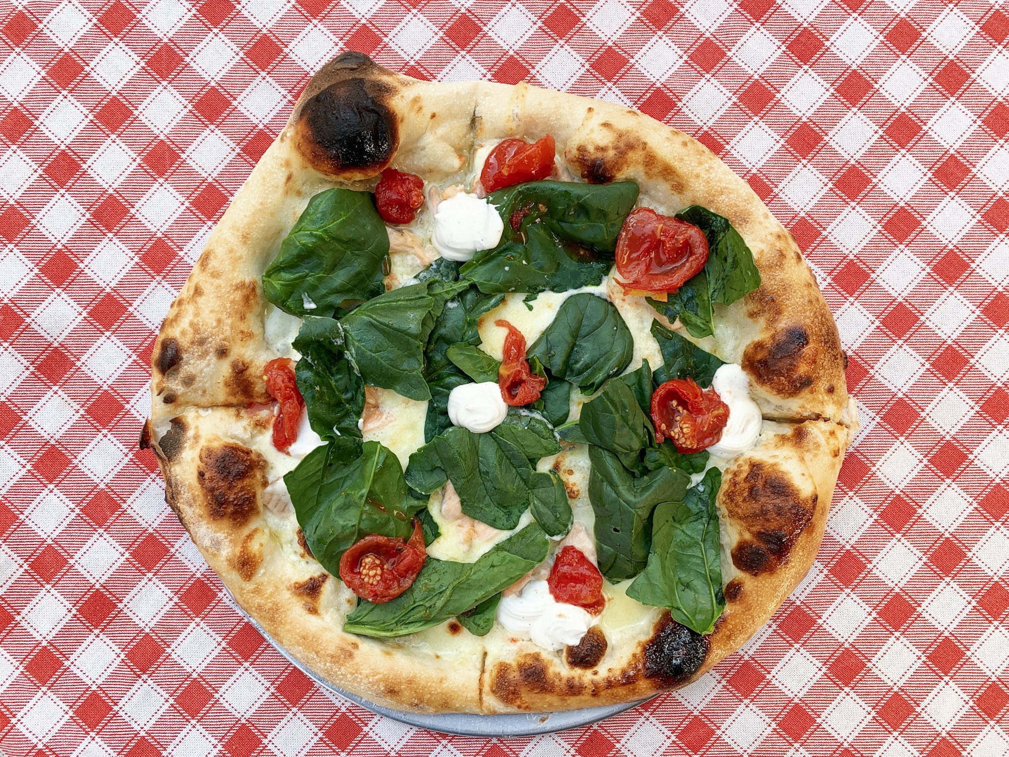 Pizza margherita con albahaca fresca